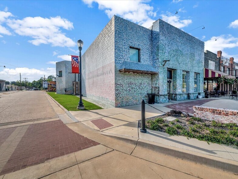 More Photos Of 132 Nacogdoches St, Center Storefront Retail Residential For Sale