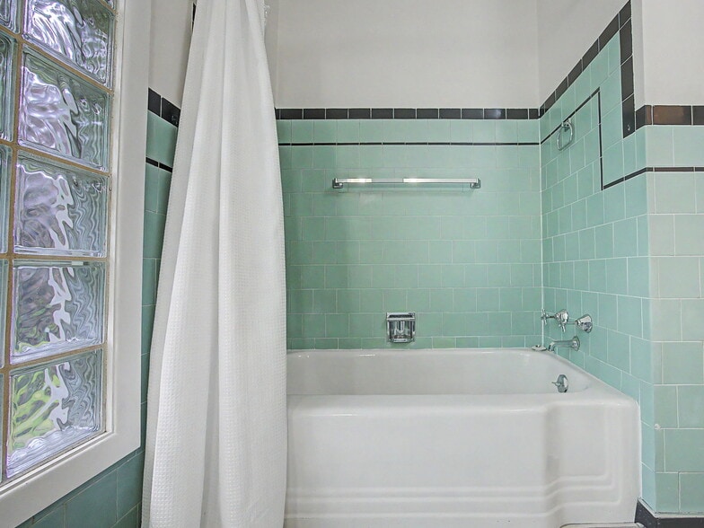 More Photos Of 10423 SE 23RD Ave, Portland Medical For Sale