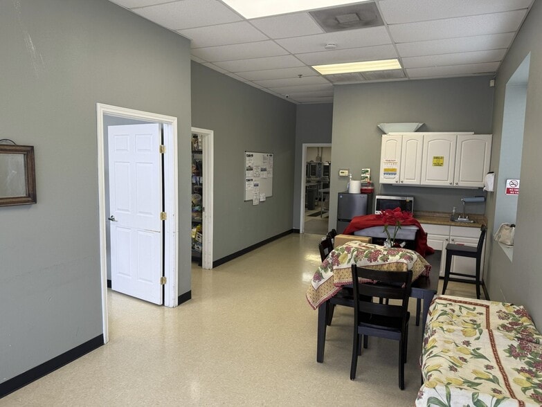 More Photos Of 16708 Picadilly Ct, Round Rock Warehouse For Lease