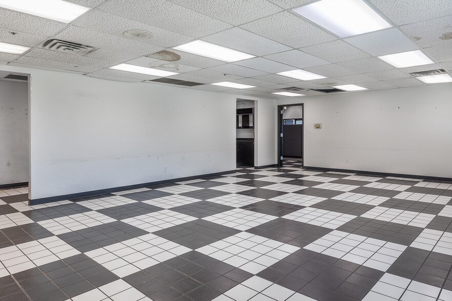 More Photos Of 1202 Thomas Beck Rd, Des Moines Flex For Lease