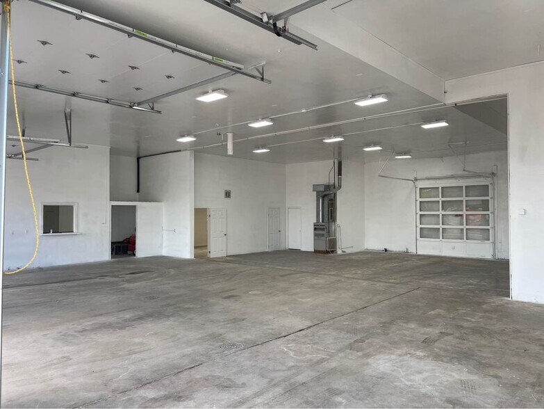 More Photos Of 210 Chestnut St, Sterling Showroom For Lease