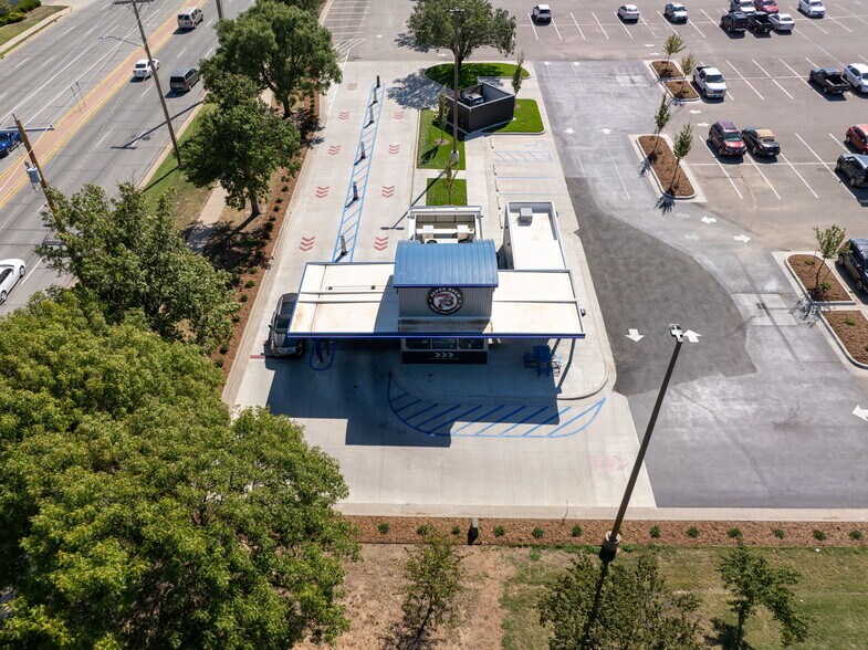 More Photos Of 325 S Ridge Rd, Wichita Fast Food For Sale