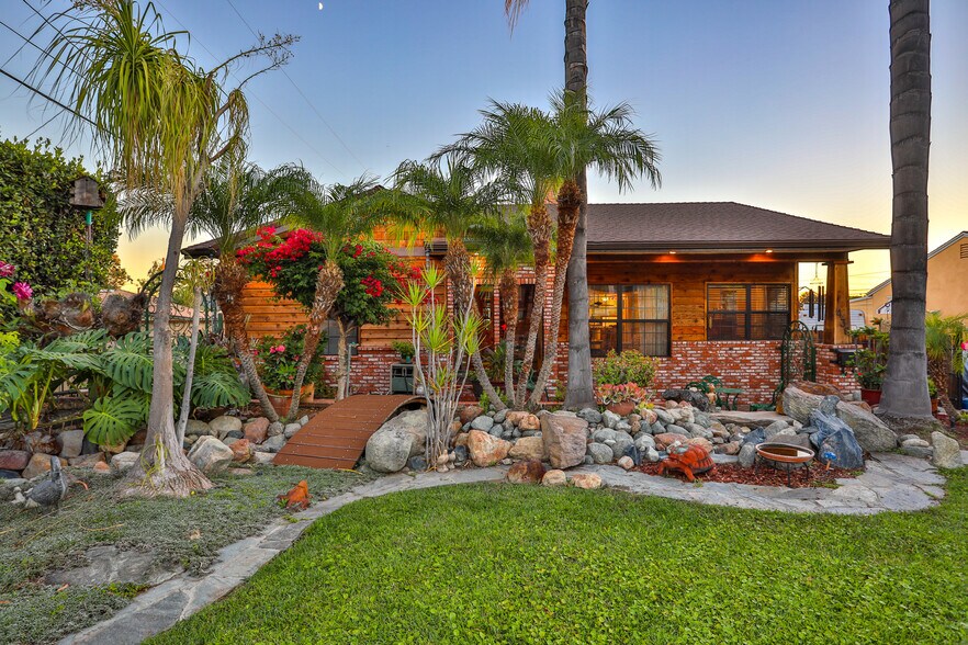 Primary Photo Of 436 Oakdale Dr, Claremont Flex For Sale