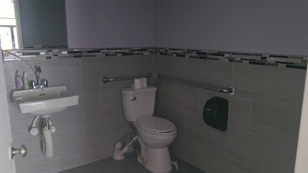 More Photos Of 10801 Atlantic Ave, Richmond Hill Freestanding For Lease