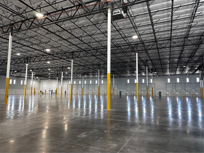 More Photos Of 8850 W Sweetwater Ave, Peoria Distribution For Lease