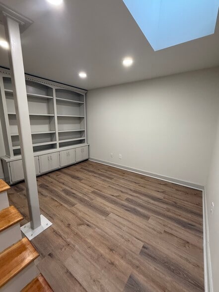 More Photos Of 5734 Windsor Dr, Columbus Office For Lease