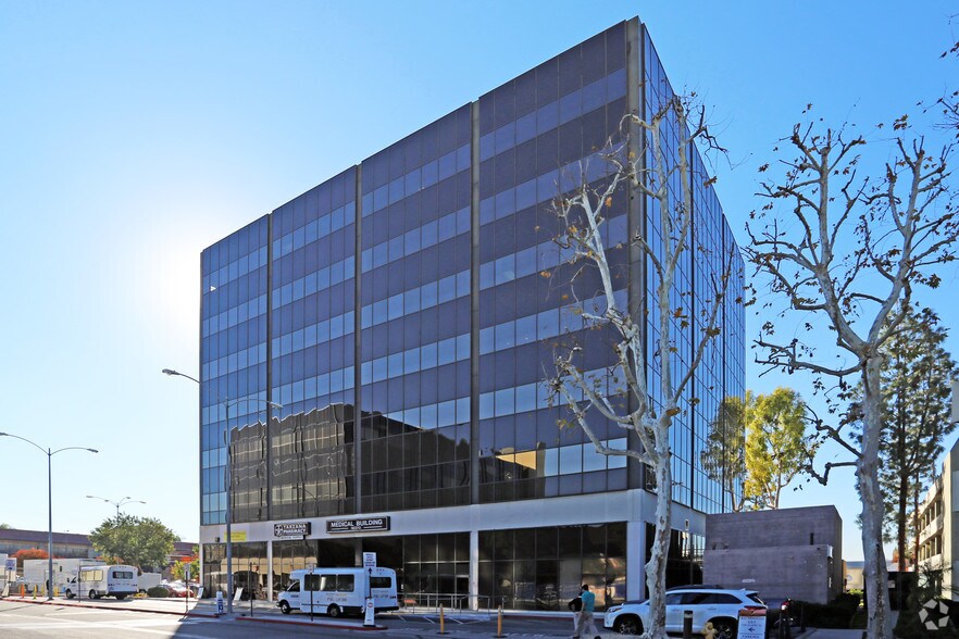 More Photos Of 18370 Burbank Blvd, Tarzana Medical For Lease