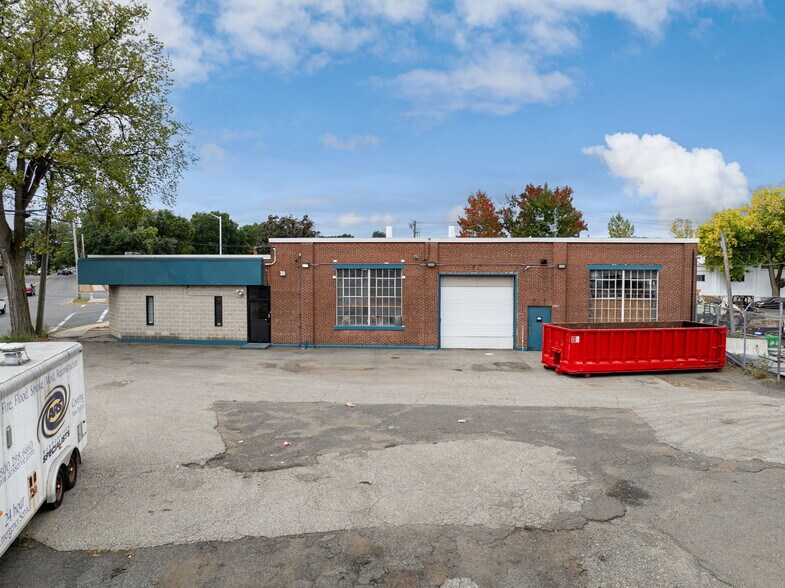 More Photos Of 424 Albany St, Springfield Flex For Sale