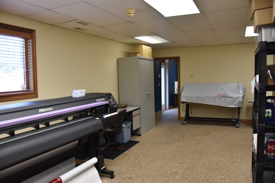More Photos Of 125 S Westplex Ave, Bloomington Warehouse For Sale