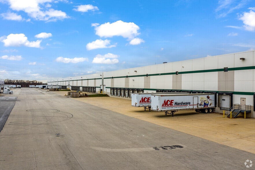 More Photos Of 2145 Internationale Pky, Woodridge Warehouse For Lease