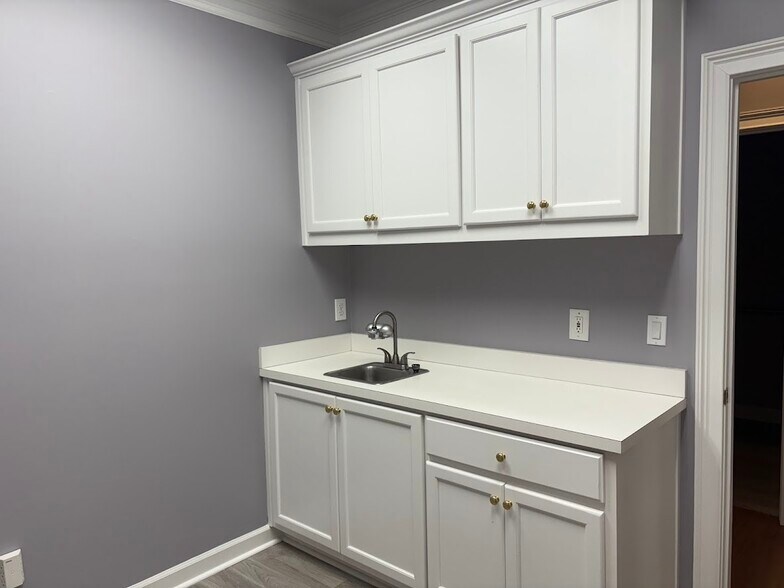 More Photos Of 701-704 Bombay Ln, Roswell Office For Lease