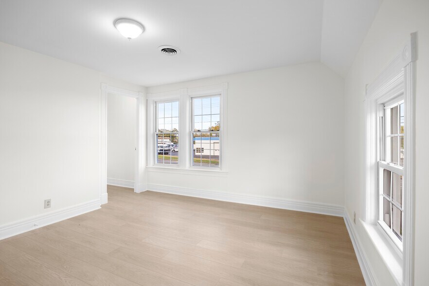 More Photos Of 267 Wolf Rd, Latham Office For Lease