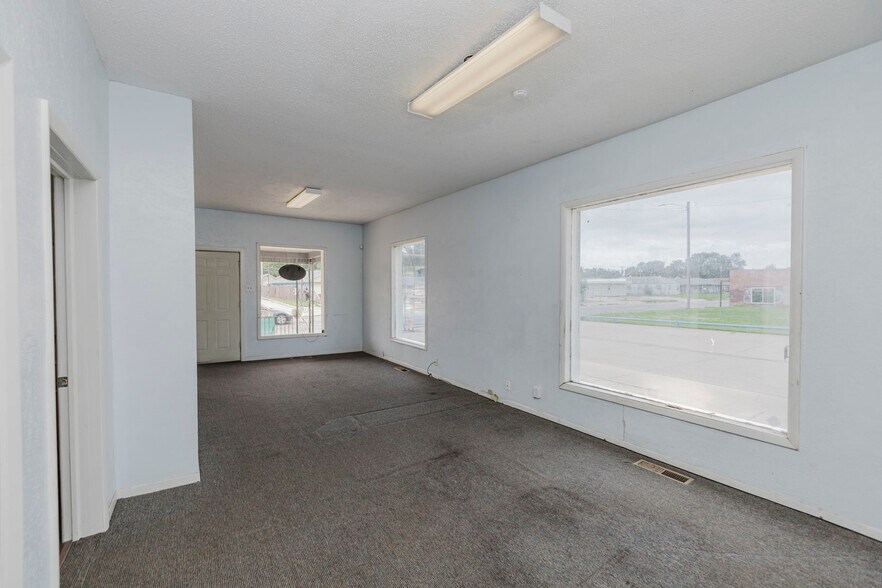 More Photos Of 2013 S Broadway St, Wichita Auto Dealership For Sale
