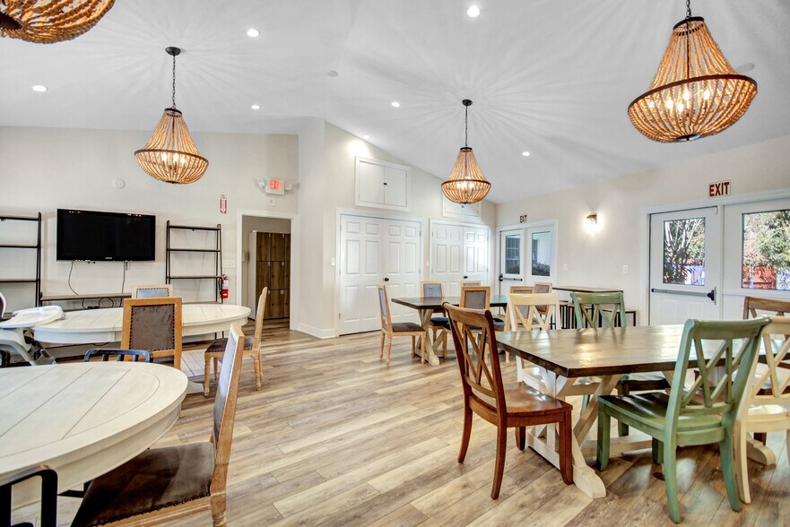 More Photos Of 4951 Jenkins Ave, North Charleston Office For Sale