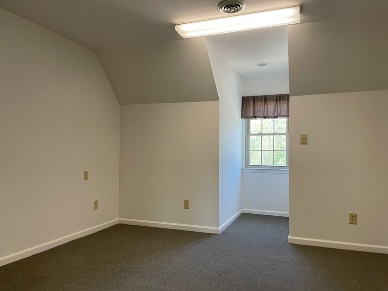 More Photos Of 8979 Pocahontas Trl, Williamsburg Light Distribution For Lease