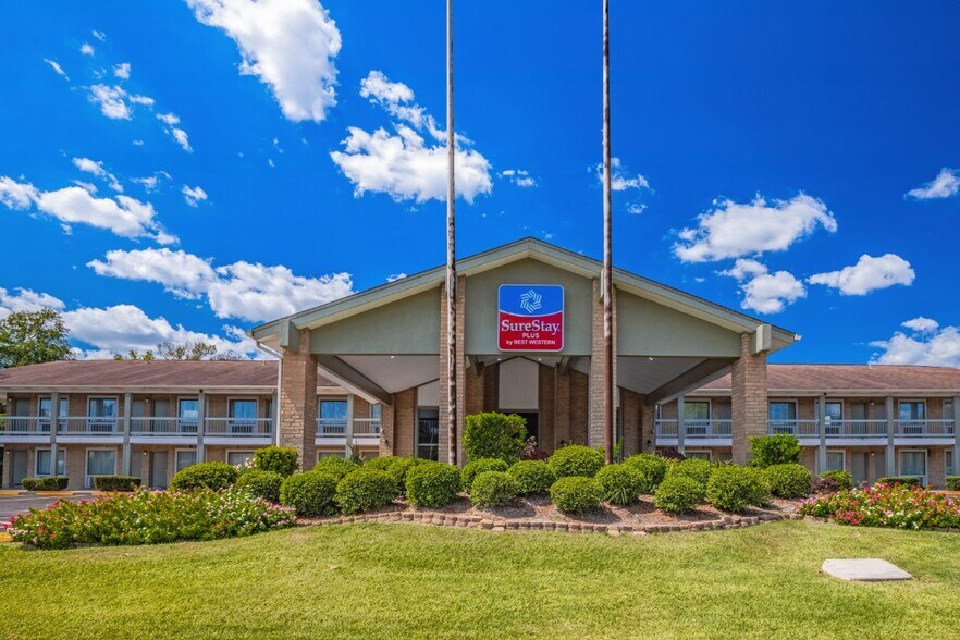 More Photos Of 2155 N 11th St, Beaumont Hotel For Sale