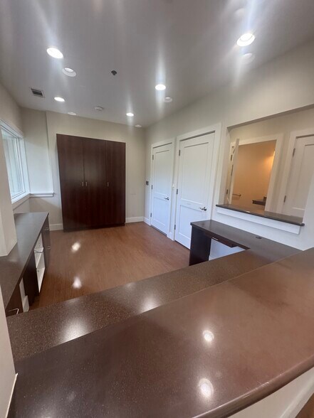 More Photos Of 23 N Main St, Hilton Head Island Office For Sale