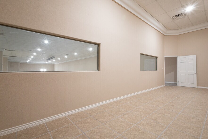 More Photos Of 13644 David Dr, El Paso Showroom For Lease