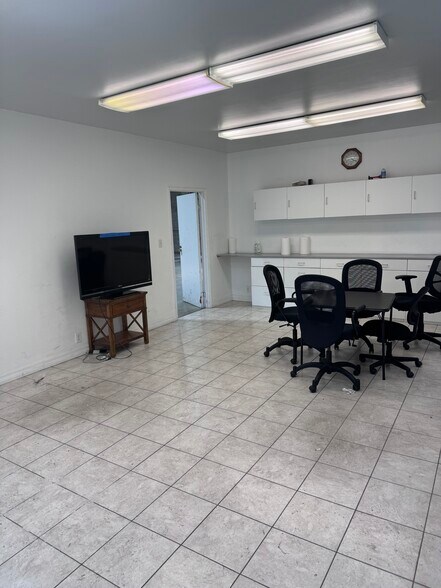 More Photos Of 1003 Arguello St, Redwood City Manufacturing For Lease