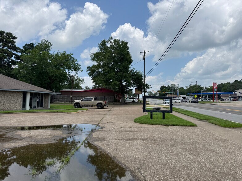 More Photos Of 1208 S Chestnut St, Lufkin Showroom For Sale