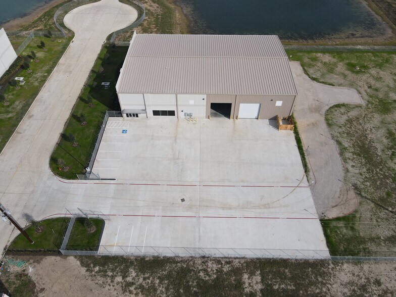 More Photos Of 7608 Gateway Blvd, Baytown Unknown For Lease