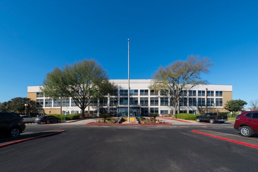 Primary Photo Of 7407 North Fwy, Houston Hospital For Sale