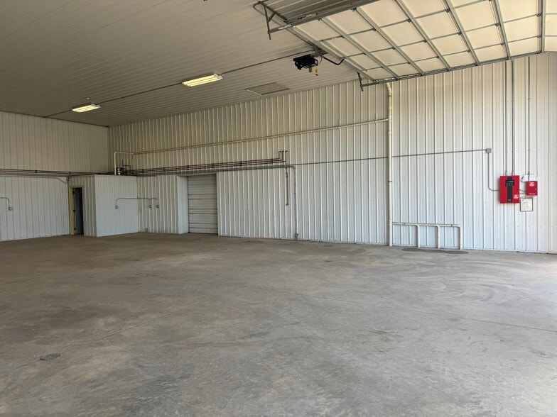 More Photos Of 1203 Badger St, Yorkville Warehouse For Lease