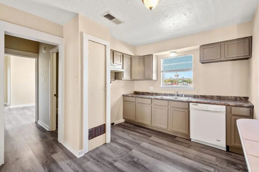 More Photos Of 2001 E Grand Ave, Marshall Office For Sale