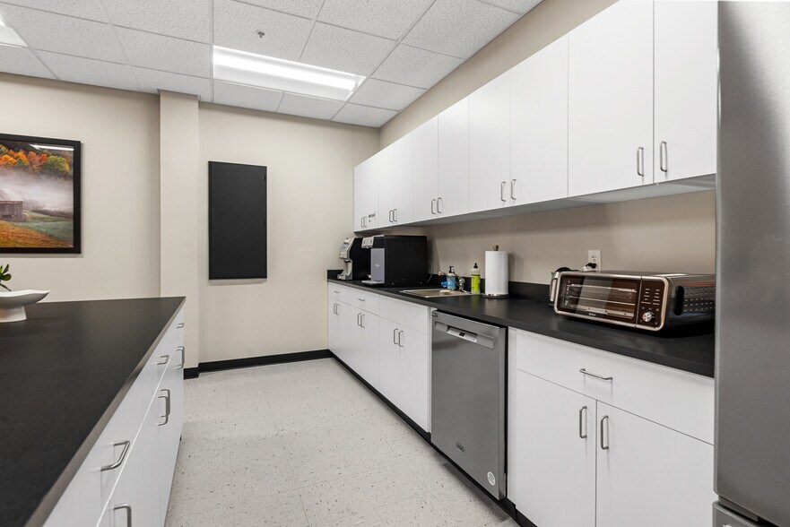 More Photos Of 500 Cummings Ctr, Beverly Office For Lease