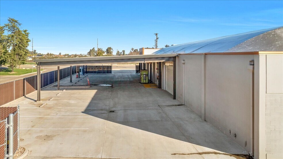 More Photos Of 10417 W Goshen Ave, Visalia Warehouse For Lease