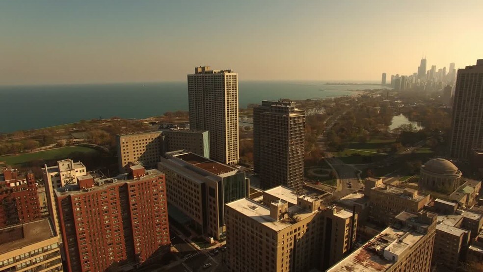 Primary Photo Of 331 W Surf St, Chicago Medical For Lease