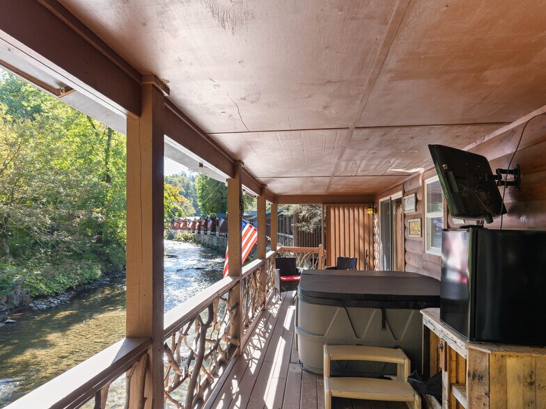 More Photos Of 125 Tee Pee Dr, Whittier Hotel For Sale