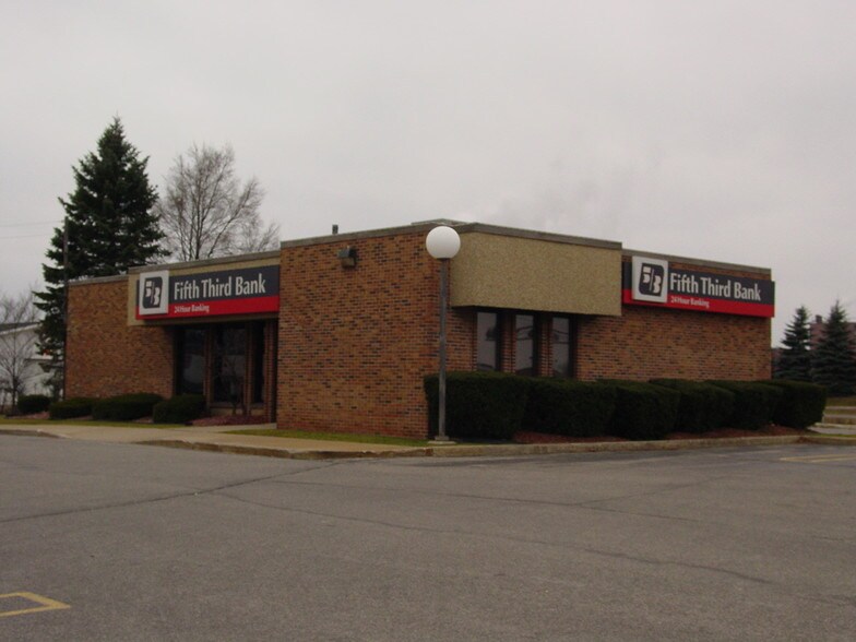 More Photos Of 1219 N Mitchell St, Cadillac Bank For Lease