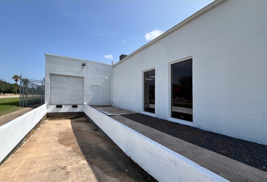 More Photos Of 16210 Clay Rd, Houston Auto Repair For Lease