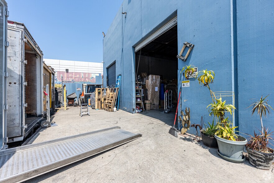 More Photos Of 1601 Perrino Pl, Los Angeles Manufacturing For Lease