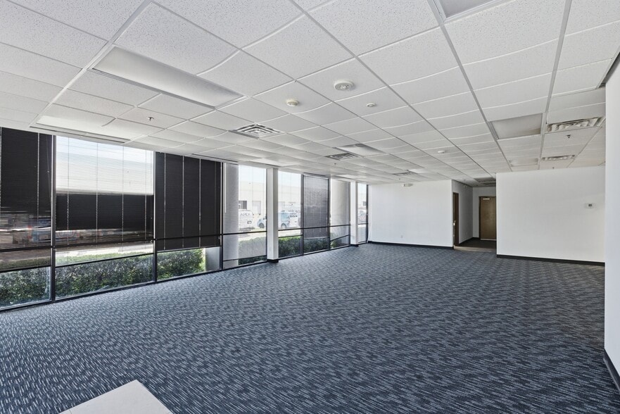 More Photos Of 13755-13775 Benchmark Dr, Farmers Branch Warehouse For Lease