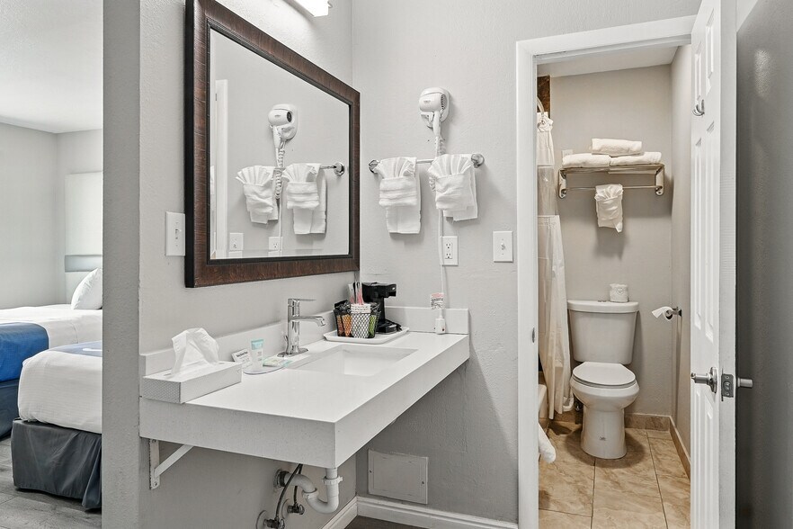 More Photos Of 91 E Main St, Bicknell Hotel For Sale