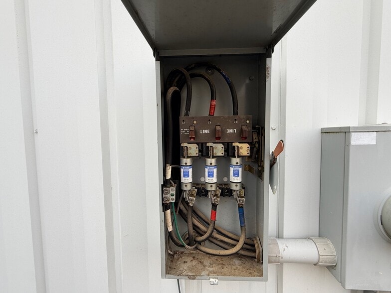 More Photos Of 100 Arnold Mill Way, Woodstock Light Distribution For Lease