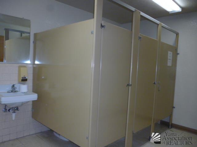 More Photos Of 642 E 39th Pl, Yuma Flex For Sale