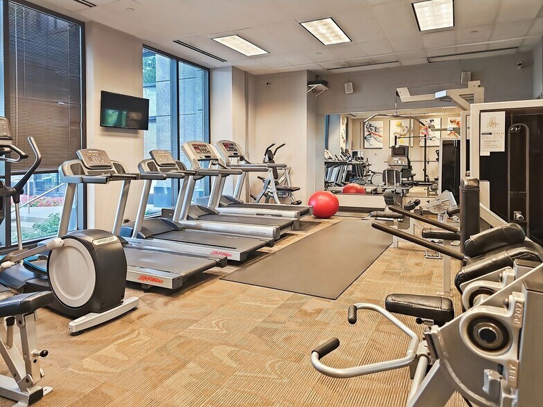 More Photos Of 2150 E Lake Cook Rd, Buffalo Grove Coworking Space