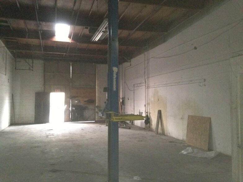 More Photos Of 188-290 W San Rafael Dr, Palm Springs Warehouse For Lease