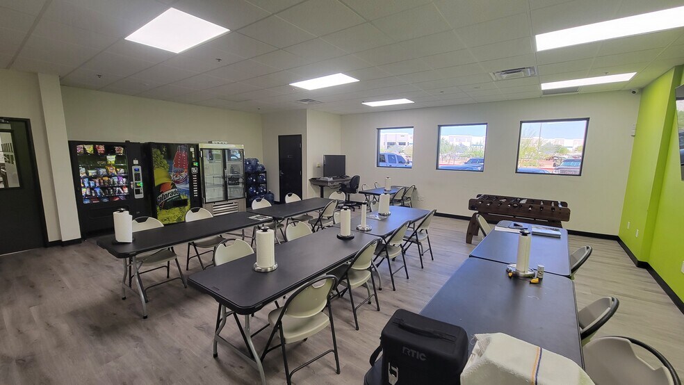 More Photos Of 1035 E Riverview Dr, Phoenix Distribution For Lease