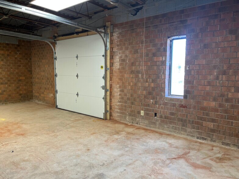 More Photos Of 4916 Bartlett St, Greensboro Light Distribution For Lease