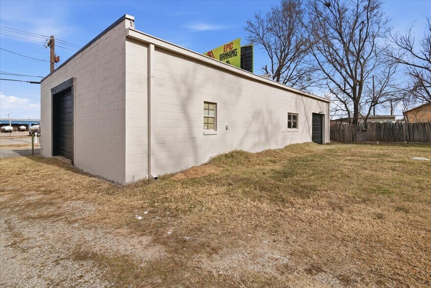 More Photos Of 4918 W 21st St, Tulsa Warehouse For Lease