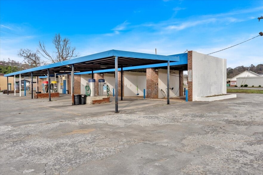 Primary Photo Of 102 S Fair St, Calhoun Carwash For Sale