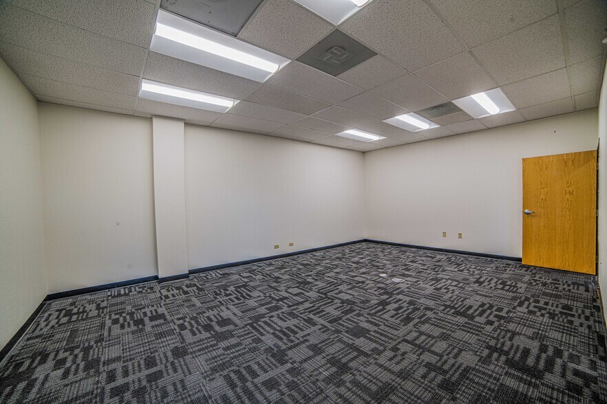 More Photos Of 1915 Aerotech Dr, Colorado Springs Office For Lease