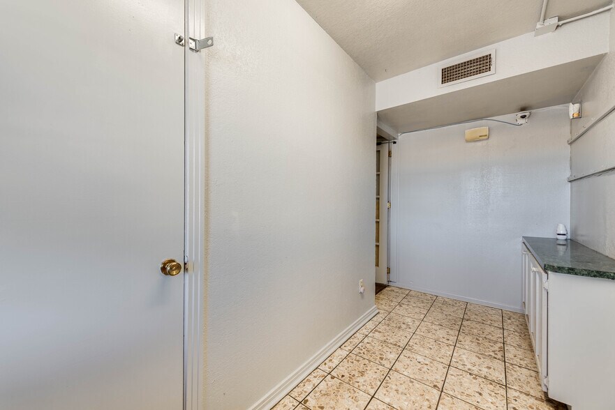 More Photos Of 1005 Austin St, Midland Storefront For Sale