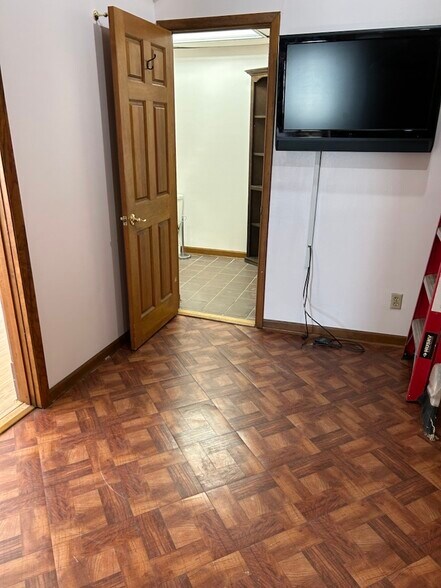 More Photos Of 106 S Central Ave, Eureka Storefront Retail Office For Lease