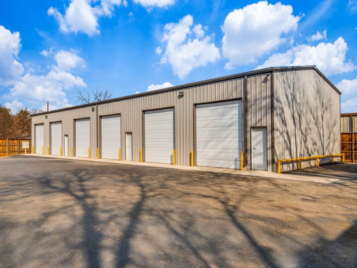 More Photos Of 708 E Hundley Dr, Lake Dallas Warehouse For Lease