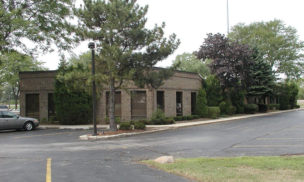 More Photos Of 1300 N Skokie Hwy, Gurnee Light Manufacturing For Lease